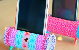 Make a Phone Holder From Old Toilet Paper