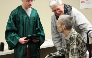 School Holds Early Graduation Ceremony for Student’s Sick Father