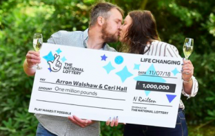 Small Gesture from Stranger Helps Couple Win Lottery