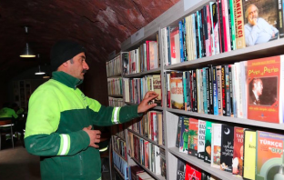 Turkish Trash Collectors Create Library from Discarded Books